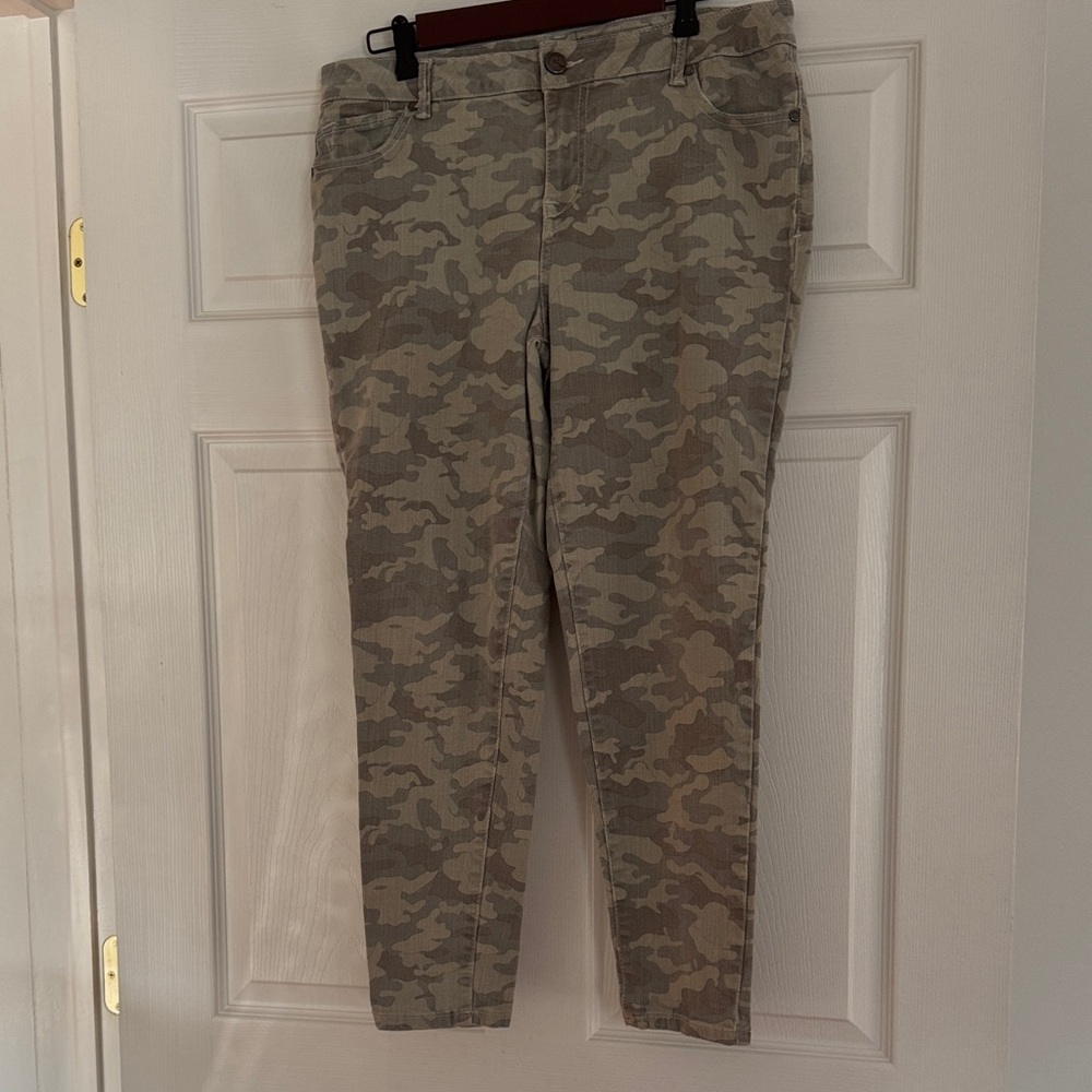 1882 Women’s skinny ankle camo pants